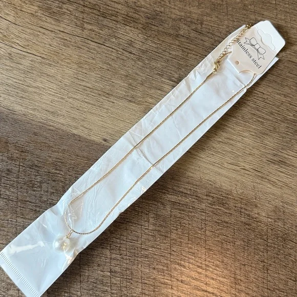 Elegant Gold Necklace with Pearl Pendant - Picture 3 of 3